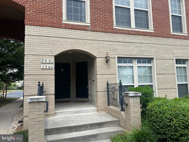 Building Photo - 7963 Crescent Park Dr