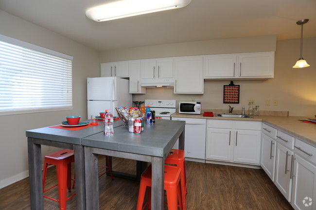 2 BR-Kitchen - Greenpointe Townhomes