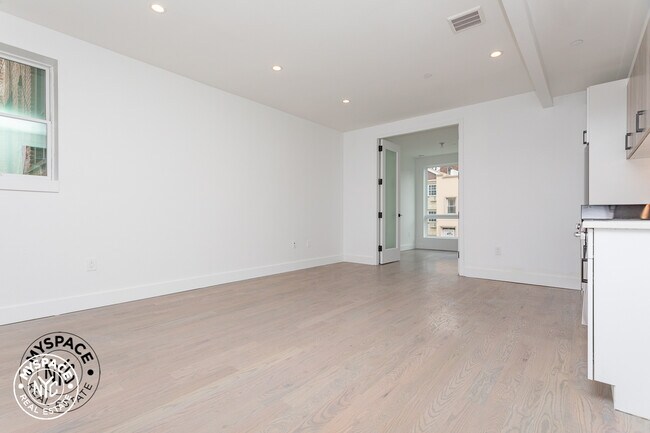 Building Photo - 254 E 28th St