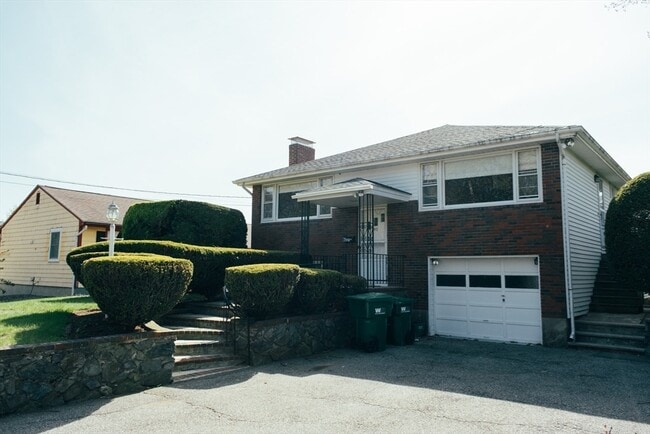 Foto del edificio - 90 Grover Rd