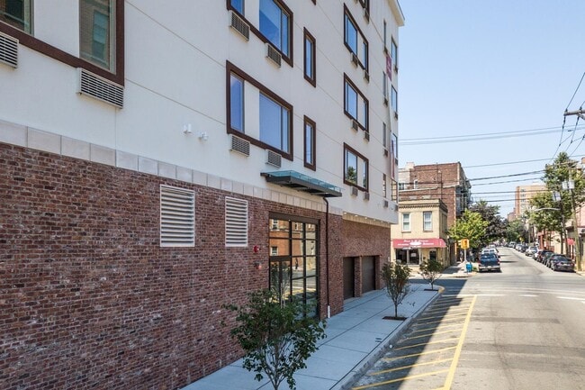 Foto del edificio - 6122 Hudson Ave