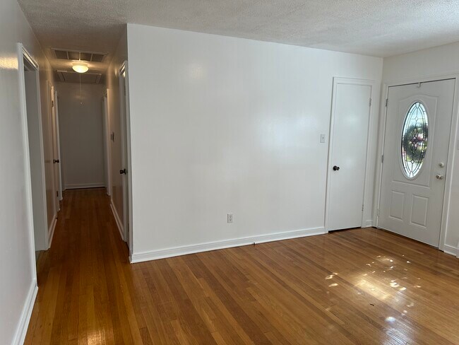 Building Photo - 3400 Pine Dell Ave