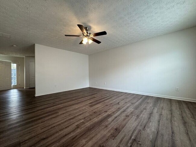 Foto del edificio - **Bright & Spacious 3-Bed, 2.5-Bath Two-St...