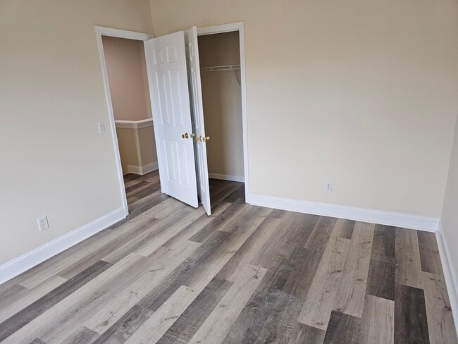 Building Photo - 17 Troy Ln