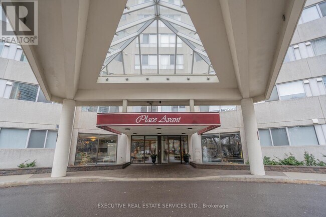 Photo du bâtiment - 3700-3700 Kaneff Crescent