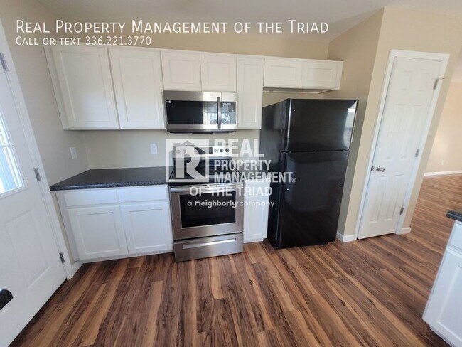 Foto del edificio - Newer Construction 3 bed/2 bath home with ...
