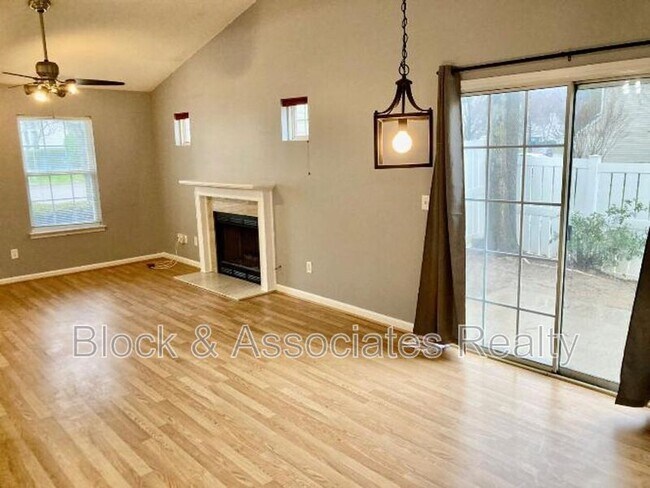 Foto del edificio - 4225 Lake Woodard Drive