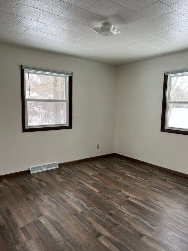 Building Photo - 711 Hawthorn Ave