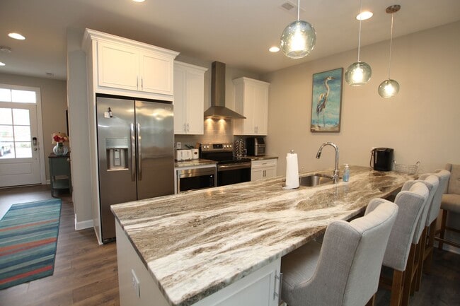 Building Photo - Like New End Unit Townhouse!