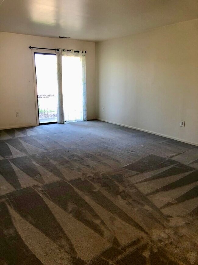 Foto del edificio - 404 Woodbridge Commons Way
