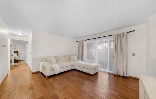 Building Photo - Updated 2 BR 1 BA Condo w/ Private Patio!