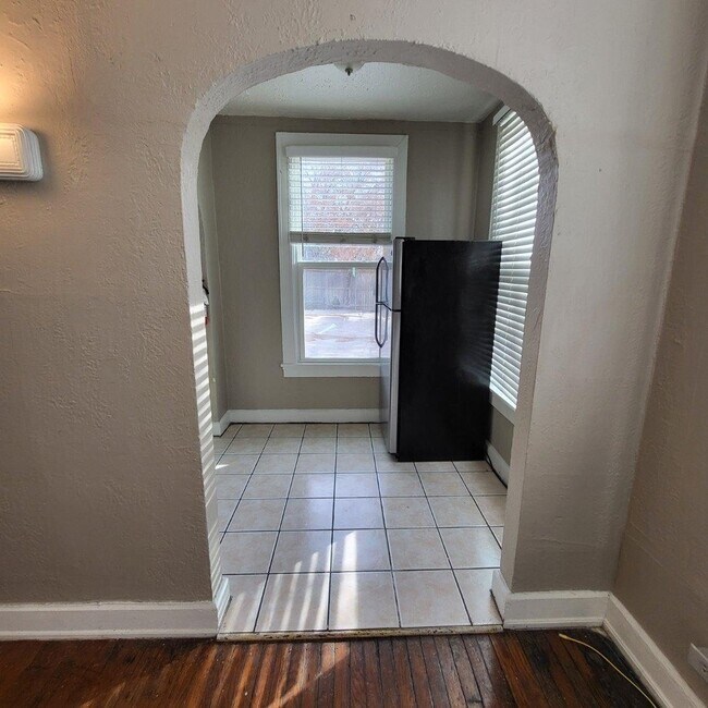 Building Photo - Spacious and charming one bedroom & one ba...