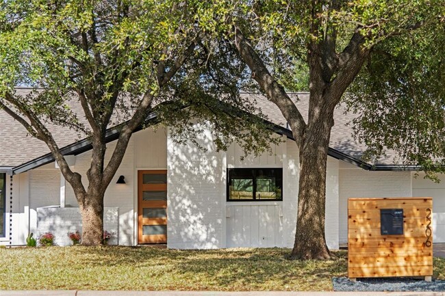 Building Photo - 2206 Monarch Dr