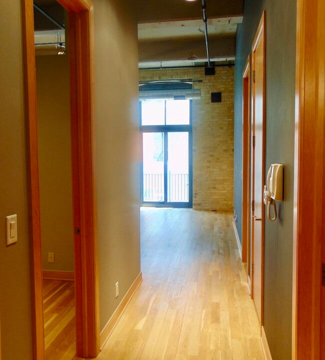 Building Photo - 239 E Chicago St
