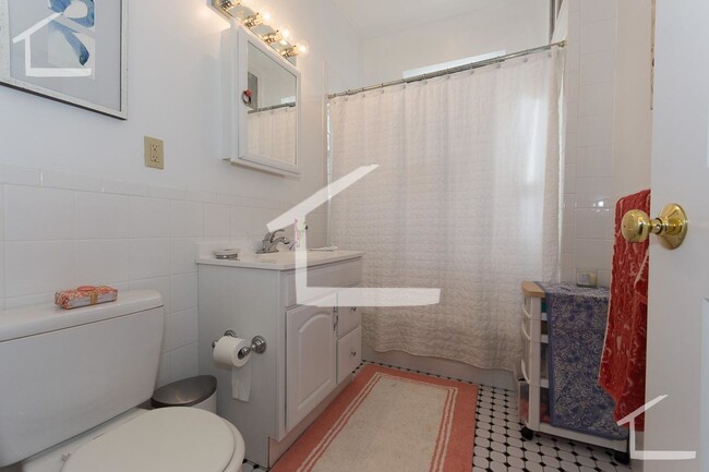 Foto del edificio - Nicely renovated 1 bed near the Green Line.