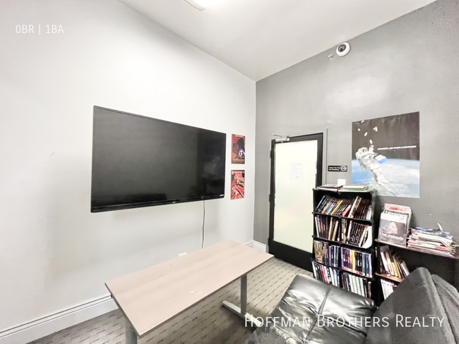 Building Photo - 1010 Bush St