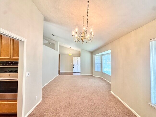 Foto del edificio - Beautiful 4 bedroom 3 bath home in the Hillsborough community!