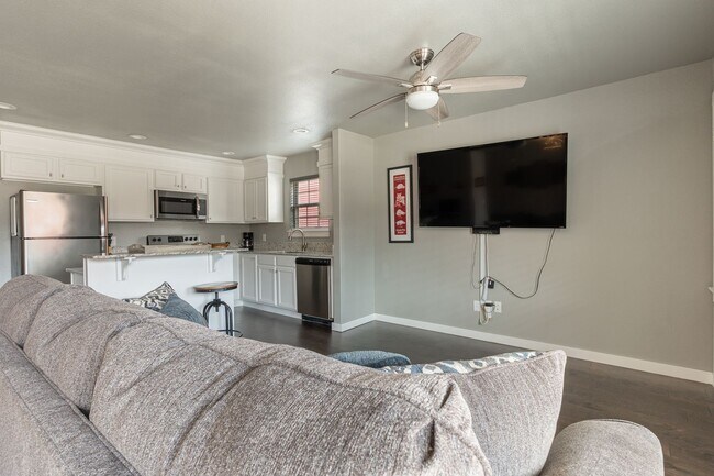 Foto del edificio - Fully Furnished Condo!!  3 bedroom 2.5 bath minutes from the U of A!!!!