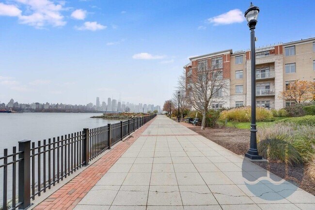 Foto del edificio - 7400 River Rd