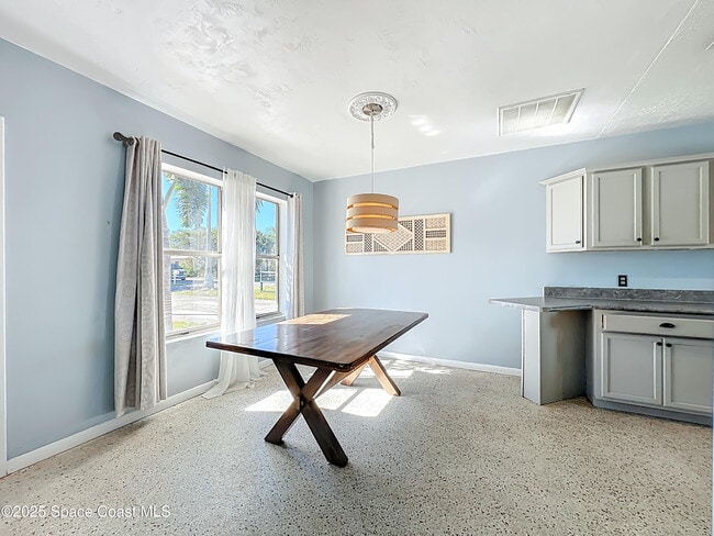 Building Photo - 113 SE 1st St