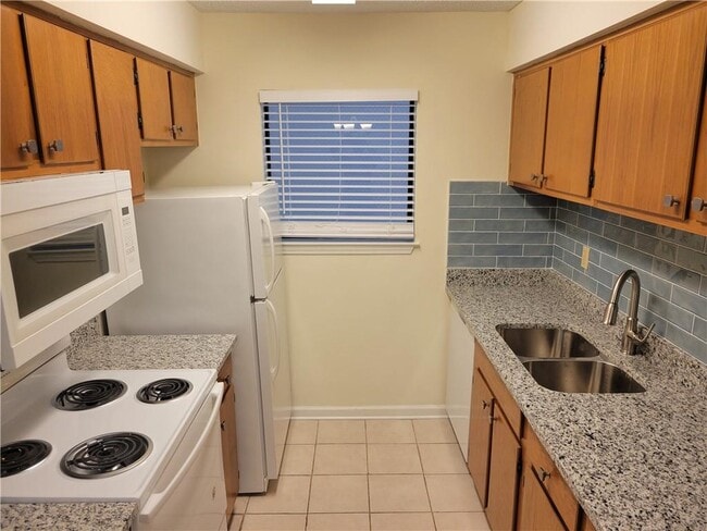 Building Photo - 2104 Huntingdon Chase