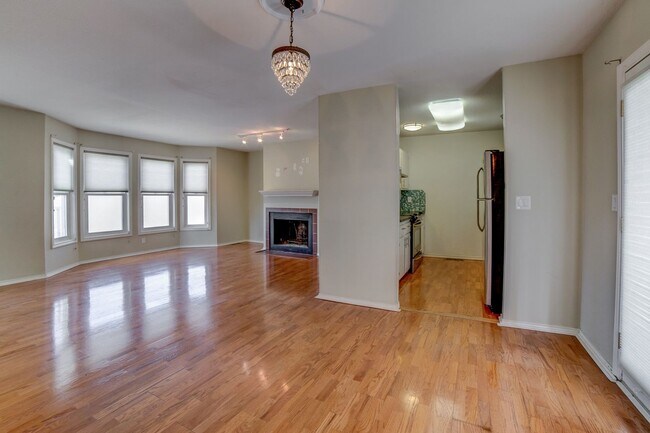 Building Photo - Riverview - Stunning 2 bed 2 bath Townhous...