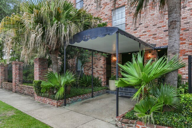Foto del edificio - Gated Condo steps from Maple Street & St C...