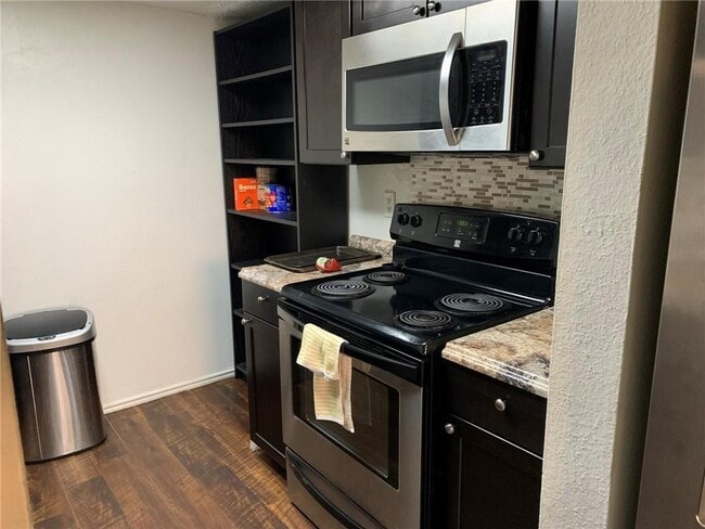 Building Photo - 2401 Leon St