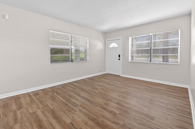 Building Photo - Stunning Renovated 3-Bedroom Home in West ...