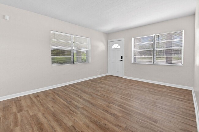 Foto del edificio - Stunning Renovated 3-Bedroom Home in West ...