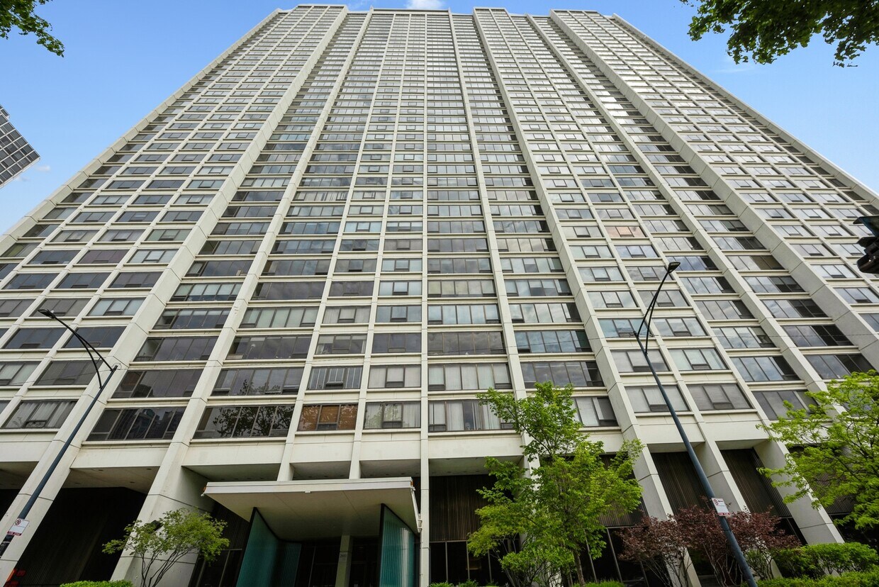 Foto principal - 2800 N Lake Shore Dr