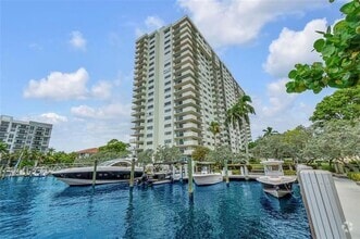 Building Photo - 3200 Port Royale Dr S