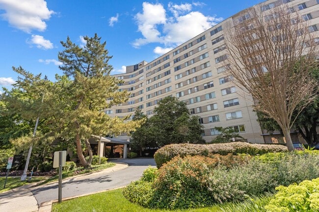 Building Photo - Beautiful Modern 2 level, 1-Bedroom Condo ...