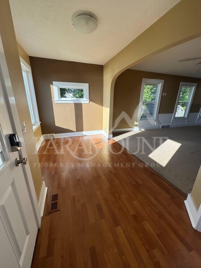 Foto del edificio - Stunning 3-bedroom, 1-bath home with a water view and fantastic amenities!