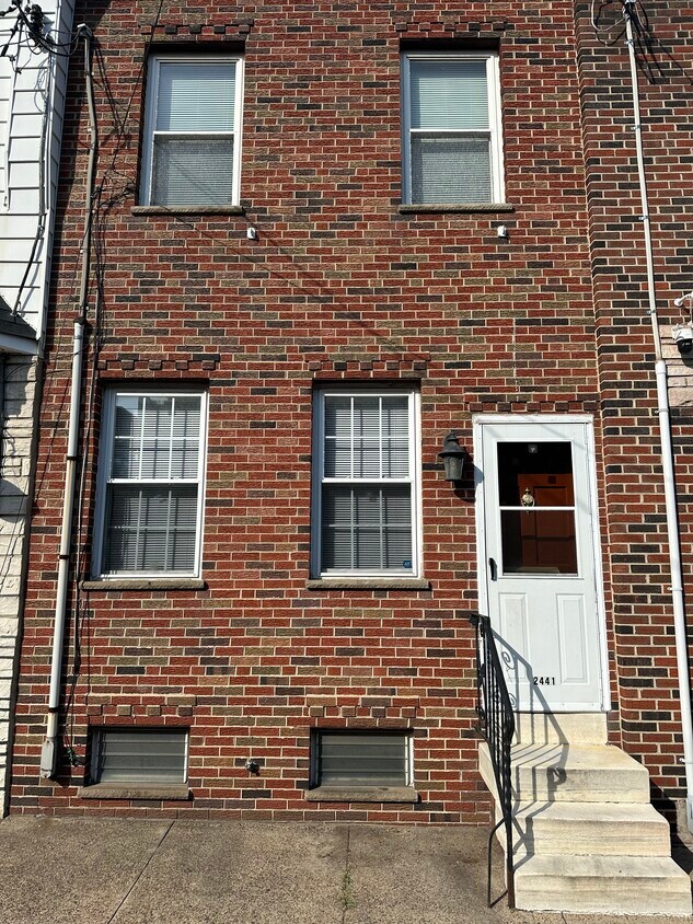 Foto principal - 2441 E Somerset St