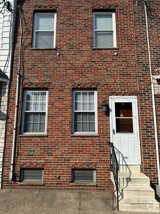 Building Photo - 2441 E Somerset St