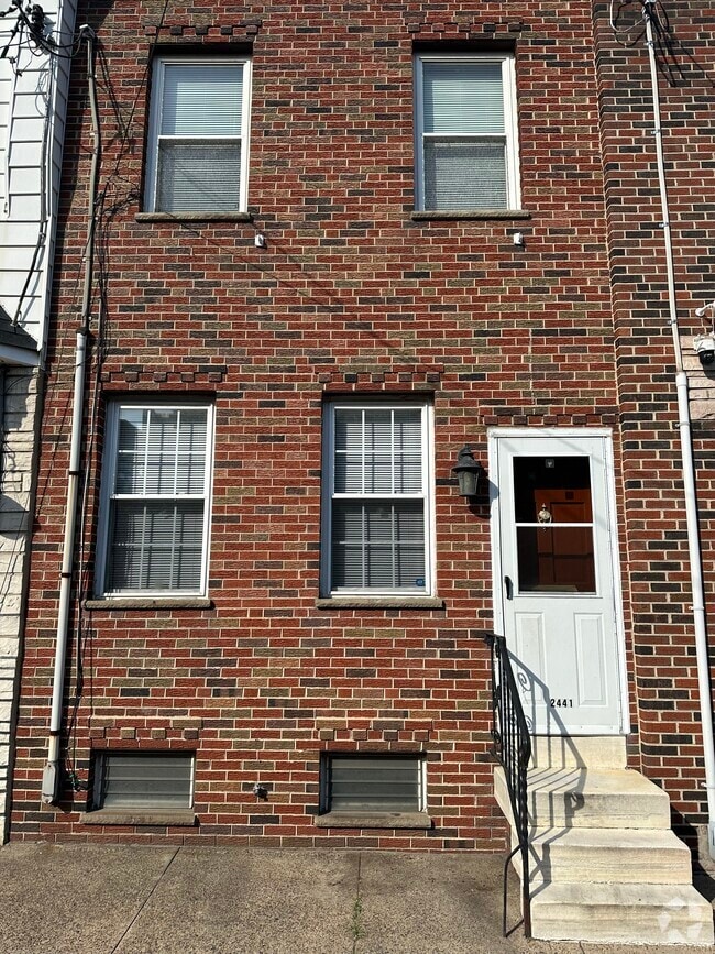 Building Photo - 2441 E Somerset St