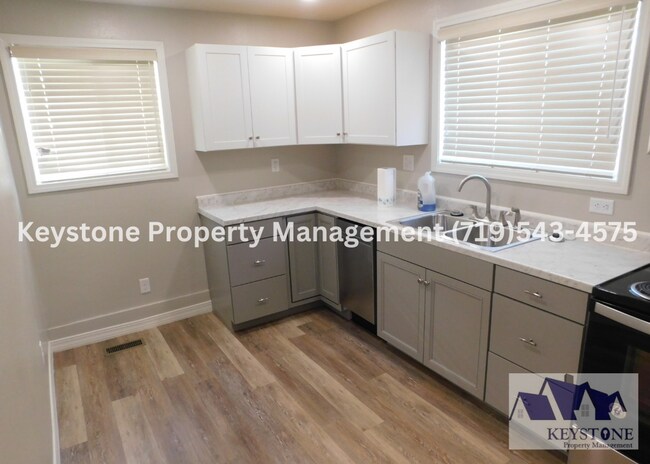 Foto del edificio - Updated 2 Bedroom Ranch Home with Central Air & Fully Fenced Yard - $1,100/$1,650