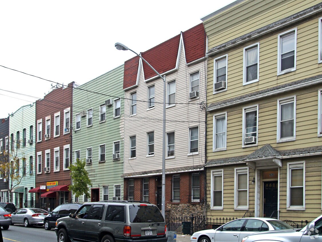 Building Photo - 933 Metropolitan Ave