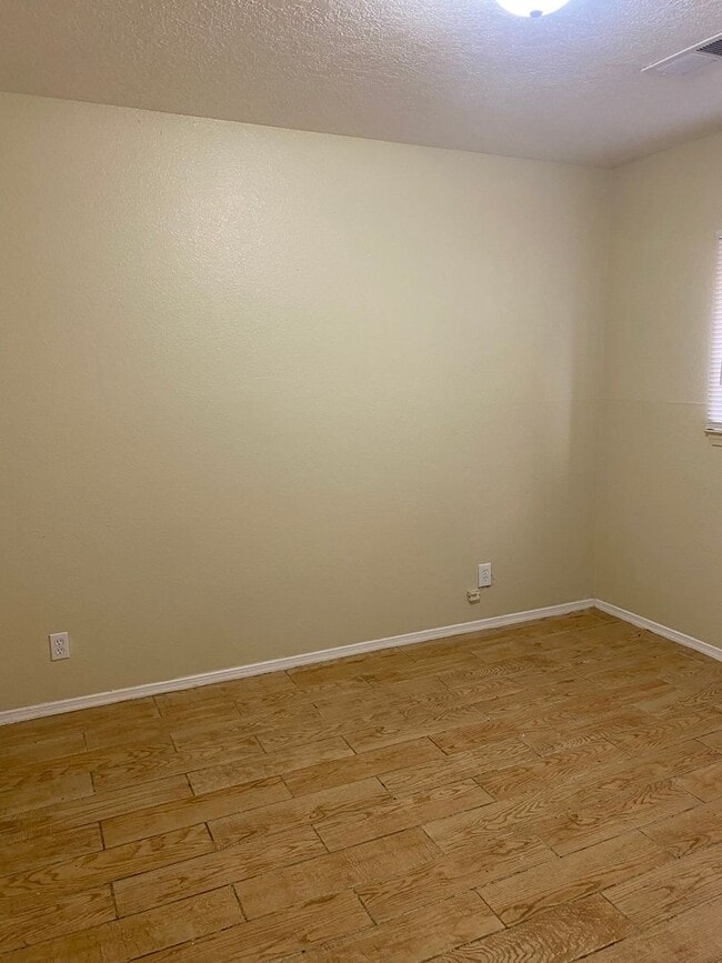 Building Photo - NICE 3 BEDROOM HOME