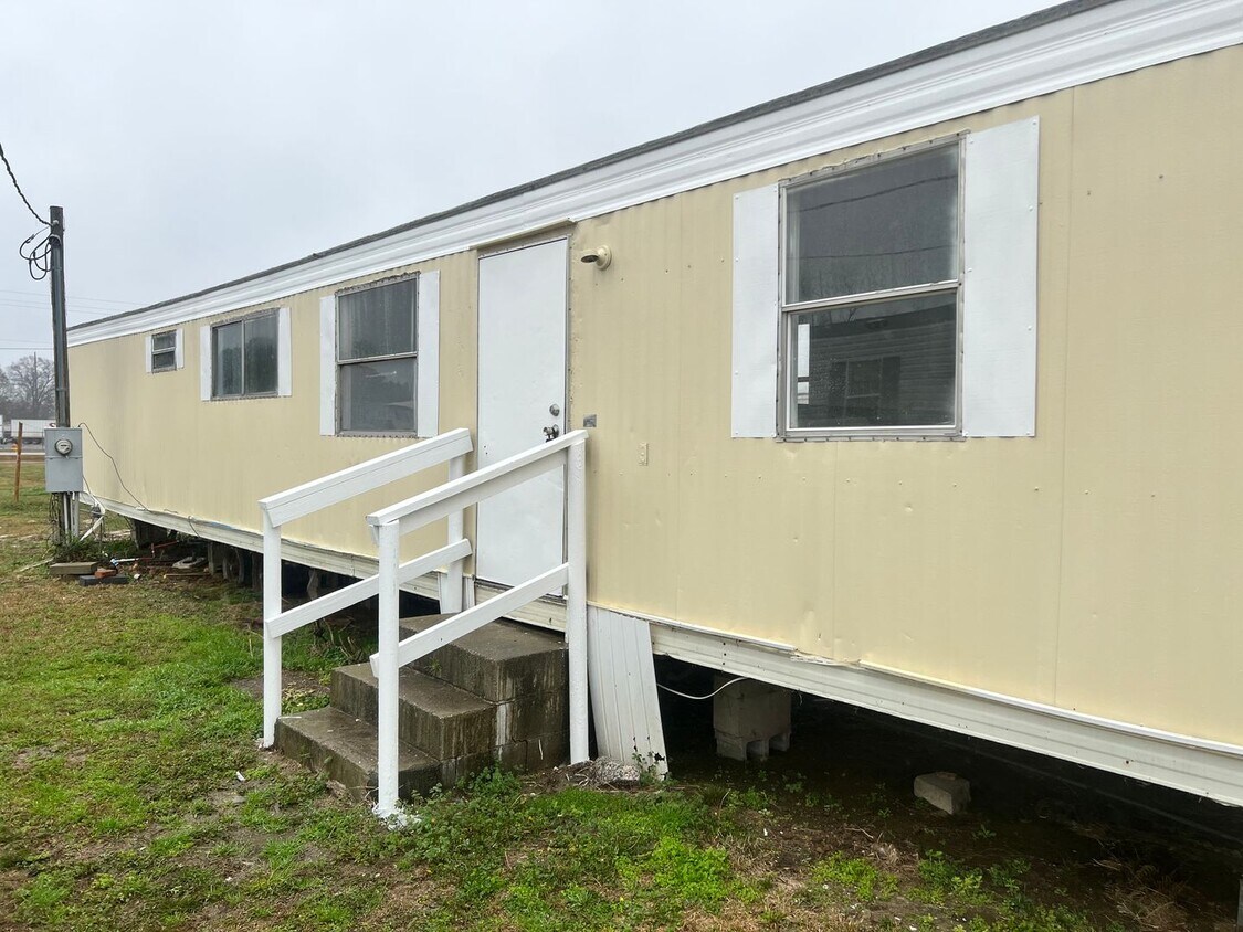 Foto principal - Two Bedroom One Bath Mobile Home