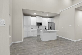 Building Photo - 11763 White Cedar St