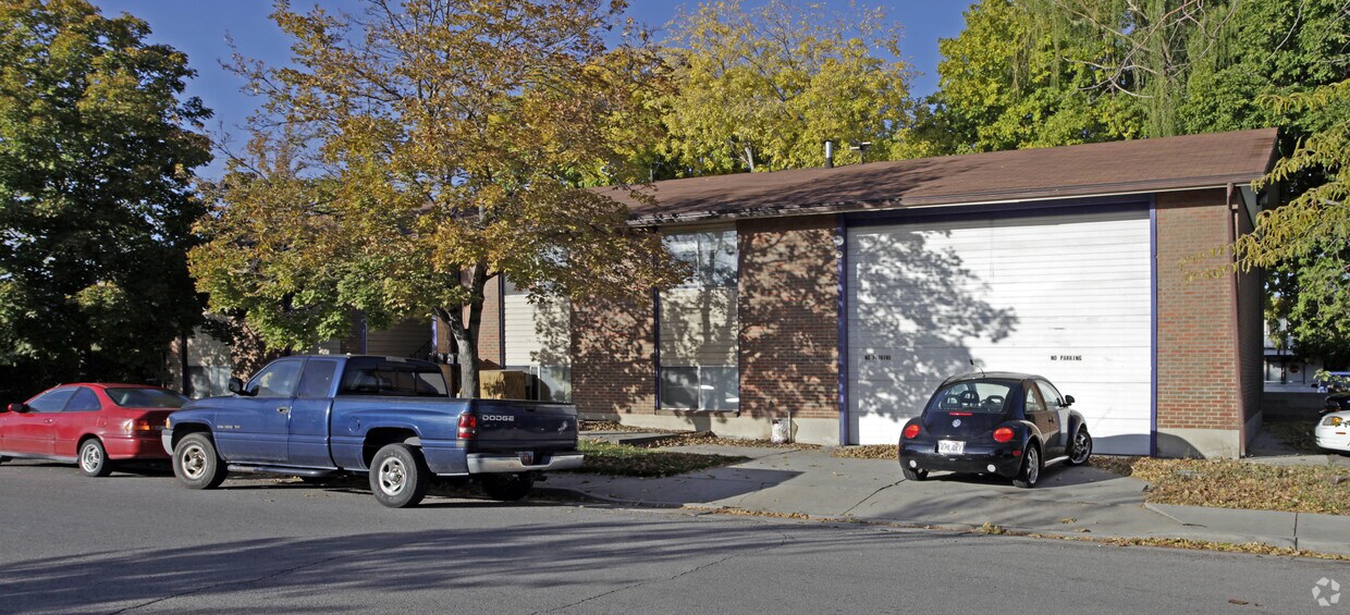 Building Photo - 4490 Fairbourne Ave