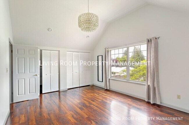 Building Photo - Glendoveer custom built home within a secl...
