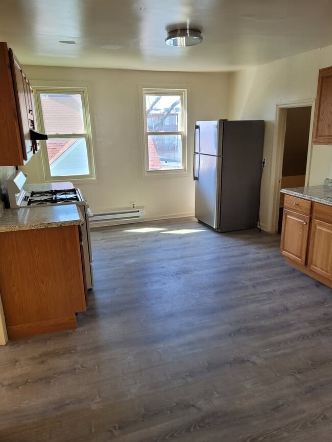 Building Photo - 18 E Walnut St