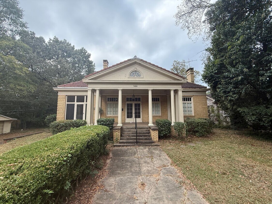 Foto principal - ** 4 bed 3 bath located in the Garden District ** Call 334-366-9198 to schedule a self showing