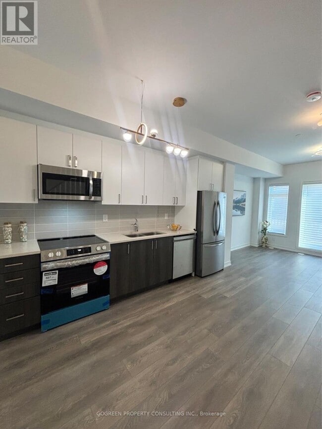 Building Photo - 11 Spruce Pnes Cres