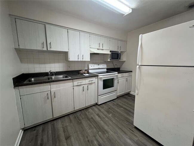 Foto del edificio - 1068 Orienta Ave