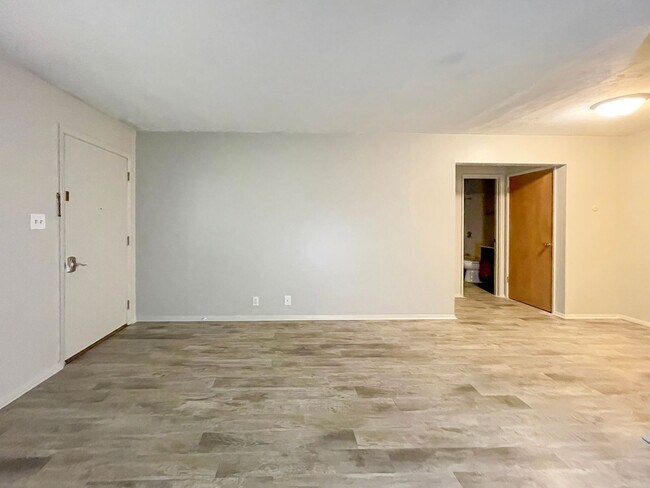 Foto del edificio - 2310 N Oakwood Ave