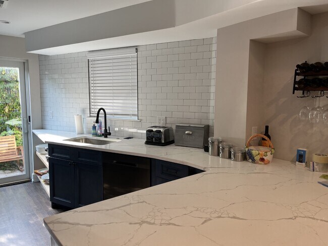 Kitchen island - 1733 Sepviva St